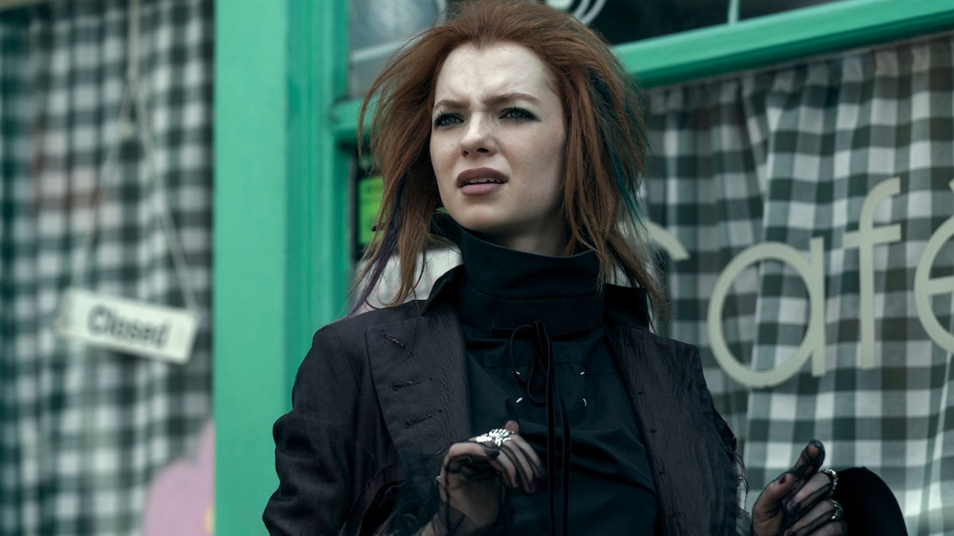 Esmé Creed-Miles stars as Delirium (Image via Netflix)